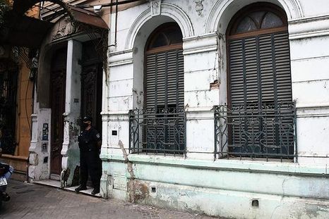 La joven vivía sola y el ingreso al cuarto no estaba forzado