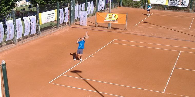Espectacular vista de las canchas, con las banderas de los auspiciantes