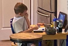 fotografio a su hijo de 5 anos llorando al no entender la clase virtual