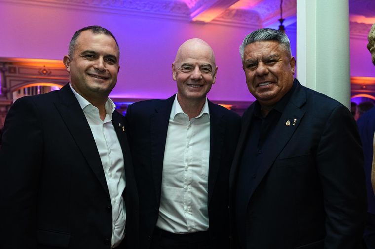 Luciano Nakis, Gianni Infentino y Chiqui Tapia durante el último Congreso de la FIFA.