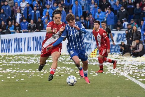 Godoy Cruz y Deportivo Maipú juegan un caliente duelo en el Feliciano Gambarte.