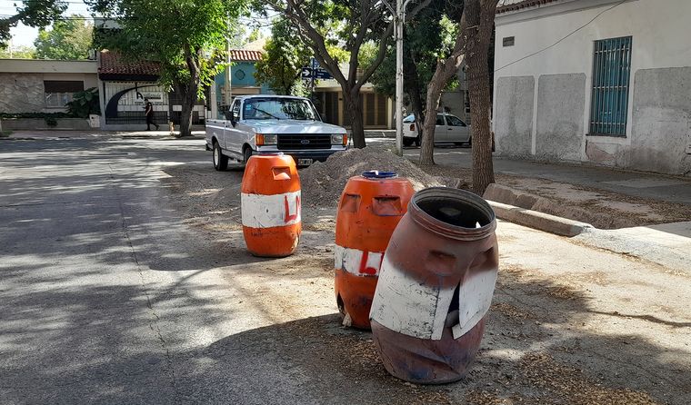 Restos de obras y señalización precaria, un riesgo persistente para automovilistas y peatones.