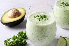 Verano en cucharadas: receta de sopa fría de palta y pepino fácil.