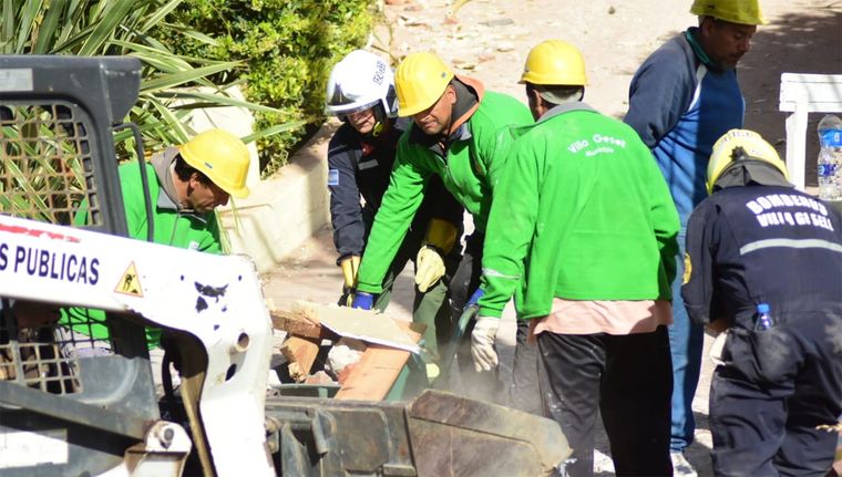 Es intenso el trabajo de las fuerzas en la zona del derrumbe. Foto: Turismo Villa Gesell