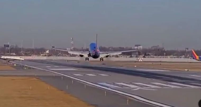 Un avión y un jet privado casi chocan en la pista. Foto: Captura de video