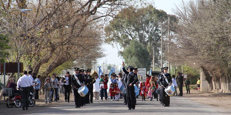 La apertura del desfile estuvo a cargo de la banda musical de la Policía Distrital de Seguridad II Foto: Maggie Ojcius / Mediamza.com