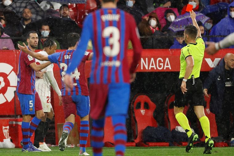 A Koundé se le salió la cadena y vio la roja Foto: EFE