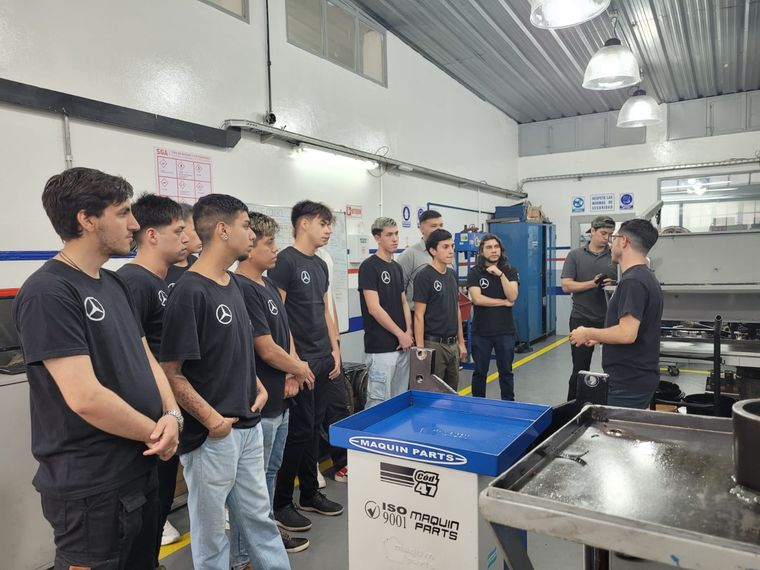 Becas TruckCionar Futuro de Mercedes Benz Foto: Mercedes Benz