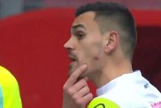 insolito: un futbolista frances emulo a luis suarez y mordio al arquero rival