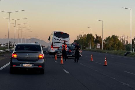 Se le salieron dos ruedas a un micro y hay demoras en el Acceso Sur