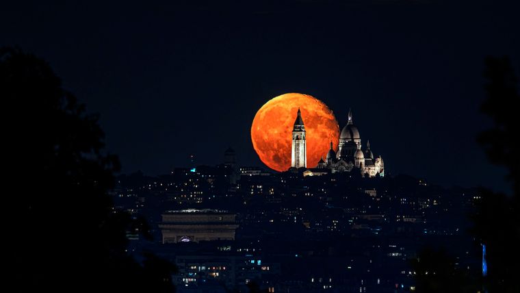 Mirar el cielo también puede ser una forma de recorrer una ciudad: la noche convirtió la astronomía en una experiencia urbana. Mirar el cielo también puede ser una forma de recorrer una ciudad: la noche convirtió la astronomía en una experiencia urbana.