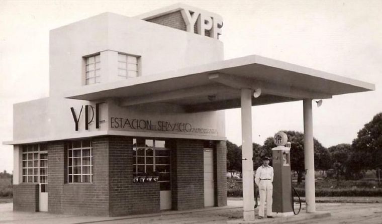 La vieja estación de servicio de YPF de la década de los 40 en Huanguelén, provincia de Buenos Aires Foto: @latorrehuanguelen
