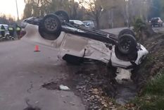 Una camioneta volcó y terminó sobre la acequia en Guaymallén Foto: Captura de video