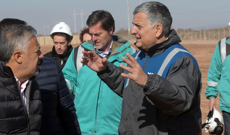 Horacio Marín, presidente y CEO de YPF, recorrió junto al gobernador Alfredo Cornejo el parque solar El Quemado. Horacio Marín, presidente y CEO de YPF, recorrió junto al gobernador Alfredo Cornejo el parque solar El Quemado.