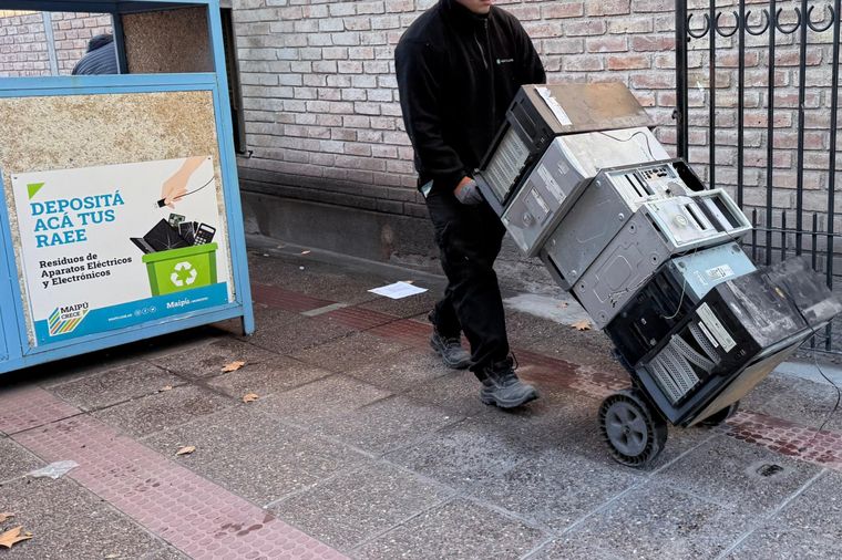 Más de 2.000 kilos de residuos electrónicos recolectados en Maipú fueron entregados a una empresa especializada para su tratamiento y reciclado.