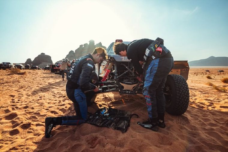 Pau Navarro y Jan Rosa continúan al frente de la categoría Challenger pese a los incidentes sufridos en la etapa maratón.