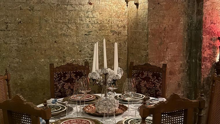 Así serán los muebles en 2026: curvas suaves, maderas oscuras y piezas con personalidad marcan la nueva tendencia en diseño de interiores.Créditos: Pexels.