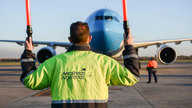 Los controladores aéreos reclaman por la situación salarial y aseguran que el Estado es responsable de que esto suceda en vacaciones de invierno. Los controladores aéreos reclaman por la situación salarial y aseguran que el Estado es responsable de que esto suceda en vacaciones de invierno.