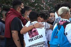 Familiares, amigos y otras personas se concentraron afuera de la sala velatoria con carteles y remeras en donde se inscribieron frases en reclamo de justicia | Foto: Gentileza Infobae Foto: Infobae