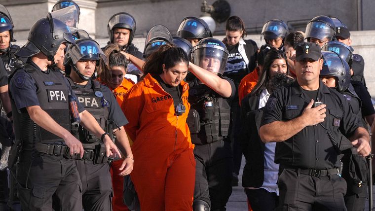 Activistas de Greenpeace fueron detenidos en las afueras del Congreso. Activistas de Greenpeace fueron detenidos en las afueras del Congreso.