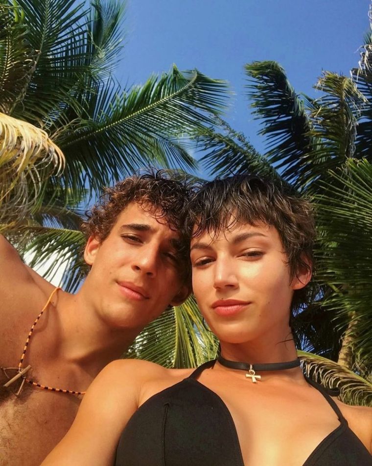 Miguel Herrán junto a Úrsula Corbero.