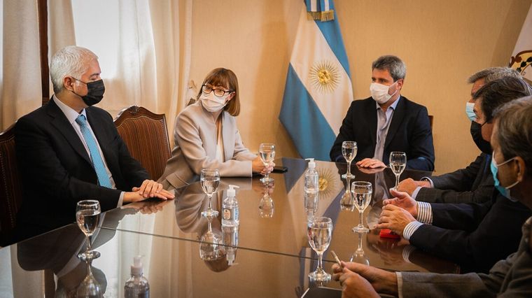 Sergio Uñac, gobernador de San Juan, junto a Fernanda Ávila, secretaria de Minería de la Nación y Alfredo Vitaller, gerente general de Josemaría con motivo de la DIA en Casa de Gobierno. Foto: Gentileza