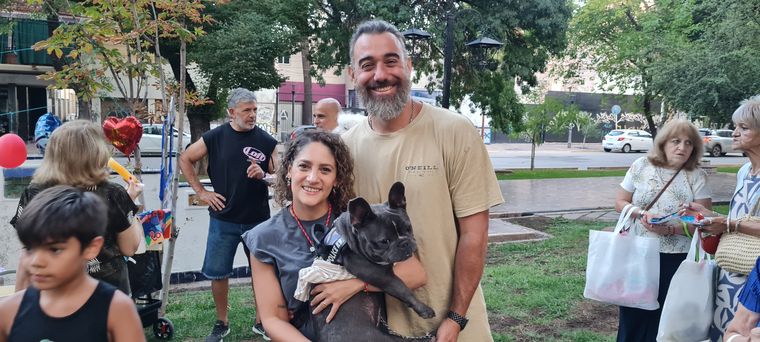 Vanina Isaquirre, con su perra Alba y el veterinario Andrés Rómoli. Vanina Isaquirre, con su perra Alba y el veterinario Andrés Rómoli.
