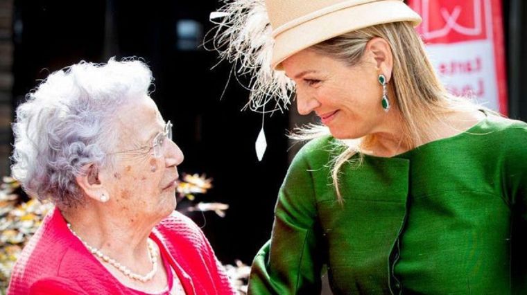 La reina Máxima de Países Bajos apoya iniciativas para paliar la soledad que sufren las personas mayores. Foto: GETTY
