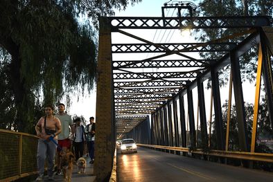 MDZol | El cruce actual sobre el río es angosto con un intenso tránsito peatonal y vehicular. Foto: Marcos García / MDZ