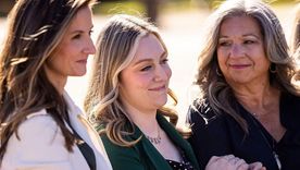 Abigail Zwerner, en el centro, fue gravemente herida por uno de sus alumnos de 6 años. Abigail Zwerner, en el centro, fue gravemente herida por uno de sus alumnos de 6 años.