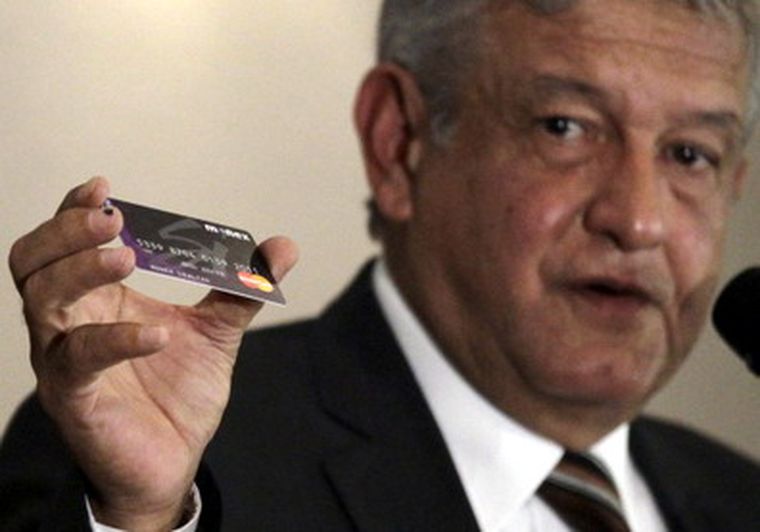 López Obrador muestra una tarjeta de Monex. Foto: Reuters