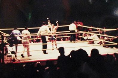 MDZol | Los brazos en alto del campeón. Locche se convertía en ídolo. Foto: web