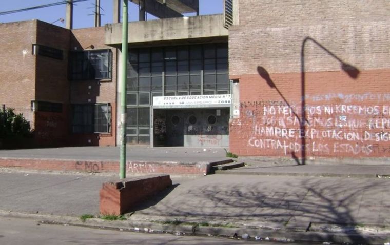 El hecho ocurrió en la Escuela de Educación Media N°7.  Foto: X