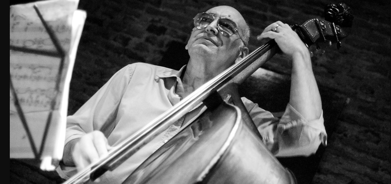 Alfredo Remus en una presentación en El Perro Andaluz, de Buenos Aires, en 2003.