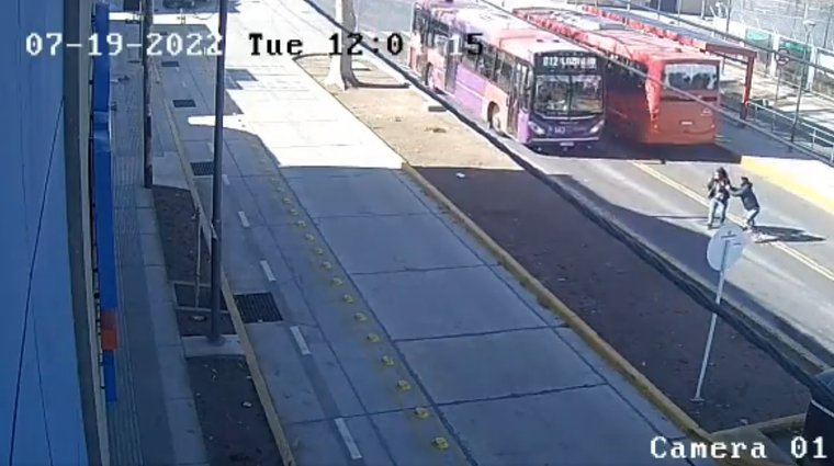 El hecho fue captado por las cámaras de seguridad Foto: Captura de pantalla