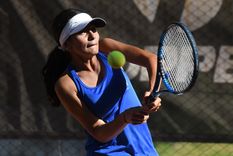 Juana Torres es una joven apasionada que junto a su familia y sus entrenadores lo dan todo por su sueño en el tenis. Juana Torres es una joven apasionada que junto a su familia y sus entrenadores lo dan todo por su sueño en el tenis.