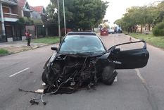 El auto en el que murió el joven quedó destrozado tras el fuerte impacto Foto: Crónica
