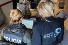 Ante lo investigado, se llevaron a cabo siete allanamientos en distintos domicilios y se verificó que la principal administradora del grupo es una niña de 13 años Foto: NA