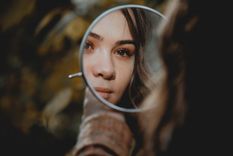 por que te ves peor en una selfie que en el espejo