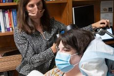 Foto: MAURICE RAMIREZ, UCSF 2021. La Profesora Katherine Scangos verificando el dispositivo de Sarah y su progreso.