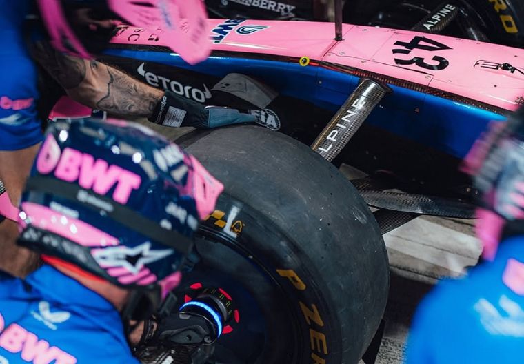 El Alpine A526 dejó buenas sensaciones en Baréin, aunque aún presenta debilidades técnicas que el equipo buscará corregir antes del debut.