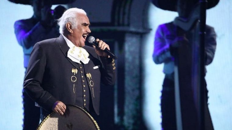 Vicente Fernandez en 2019 durante una actuación en la ceremonia de los Premios Grammy. Foto: RICH FURY/GETTY IMAGES