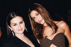 Amistad consolidada: Selena Gomez y Hailey Bieber a los abrazos Selena Gomez y Hailey Bieber en la Academy Museum Gala Foto: Tyrell Hampton