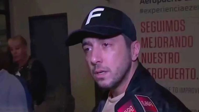 Una imagen de Jey Mammon captada en el momento en que embarcó al avión que lo llevó a Madrid Foto: Captura TV