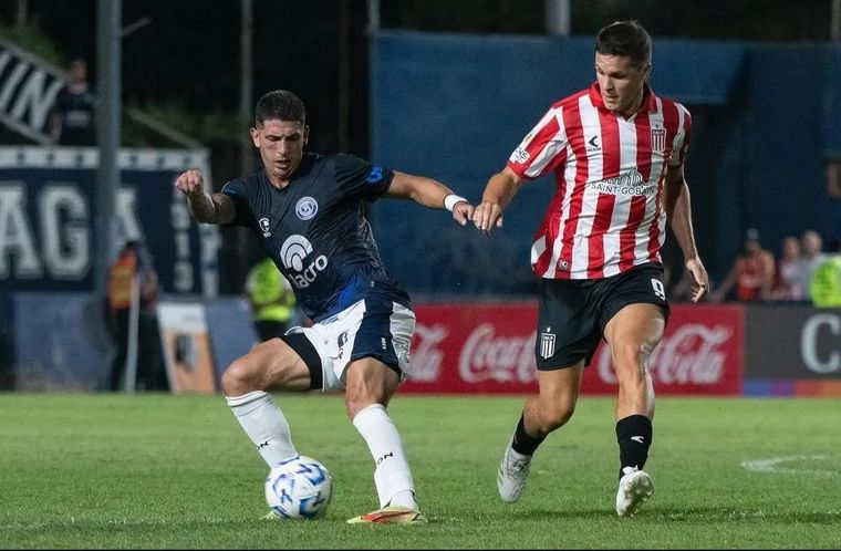 Santiago Flores sumó un puñado de minutos este 2025 con la camiseta de Independiente Rivadavia y deberá volver a Estudiantes para 2026. Santiago Flores sumó un puñado de minutos este 2025 con la camiseta de Independiente Rivadavia y deberá volver a Estudiantes para 2026.