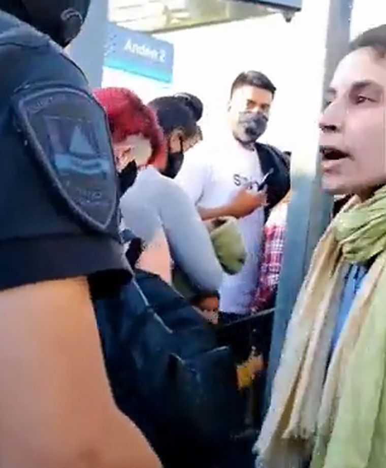 Una mujer insultó a un policía y el video se hizo viral.