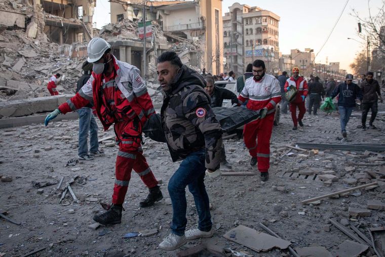 Cuerpos yacen en el suelo tras un ataque contra un edificio en la plaza Enghelab de Teherán, Irán. Cuerpos yacen en el suelo tras un ataque contra un edificio en la plaza Enghelab de Teherán, Irán.