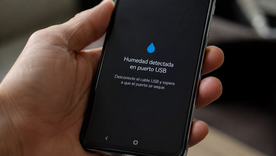 La alerta de humedad bloquea la carga para proteger el puerto USB y evitar daños eléctricos internos permanentes.