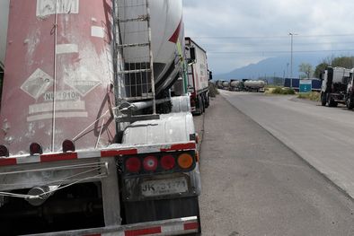 MDZol | Los camiones que tenían como objetivo cruzar por el Paso Internacional Cristo Redentor fueron retenidos en algunos puntos de la provincia de Mendoza Foto: ALF PONCE MERCADO / MDZ