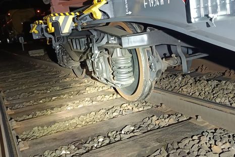 Un tren de carga habilitado para el traslado de mercancías peligrosas se descarriló durante el fin de semana en la ciudad de Irún, en Guipúzcoa, España.